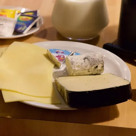 La Petite Chesnee Sacey